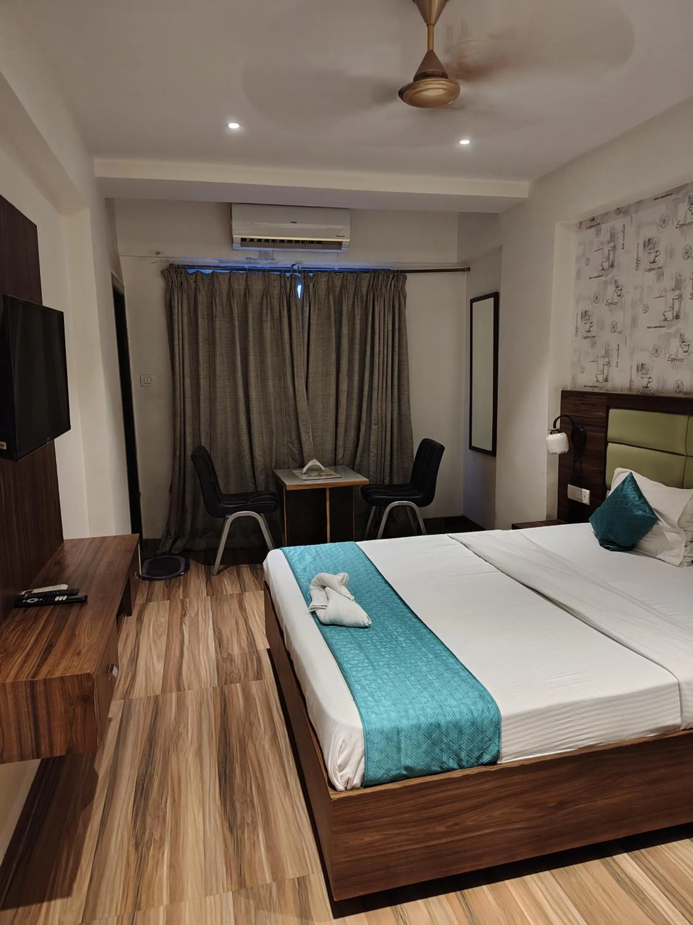 Bedroom, Bed in Hotel Candor Amigo Airoli Mind Space