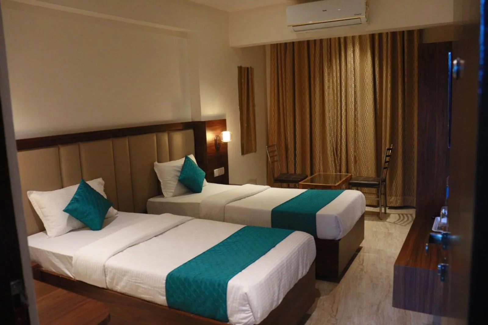 Bedroom, Bed in Hotel Candor Amigo Airoli Mind Space