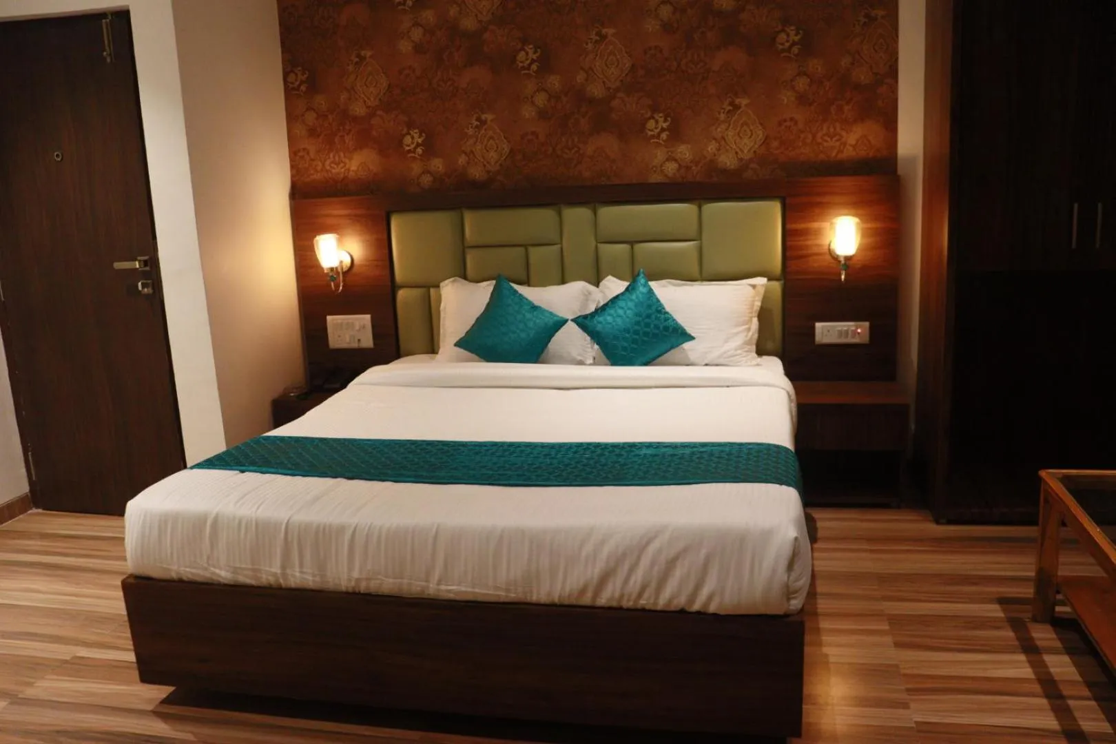 Photo of the whole room, Bed in Hotel Candor Amigo Airoli Mind Space