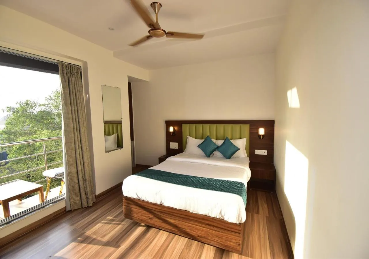 Living room, Bed in Hotel Candor Amigo Airoli Mind Space