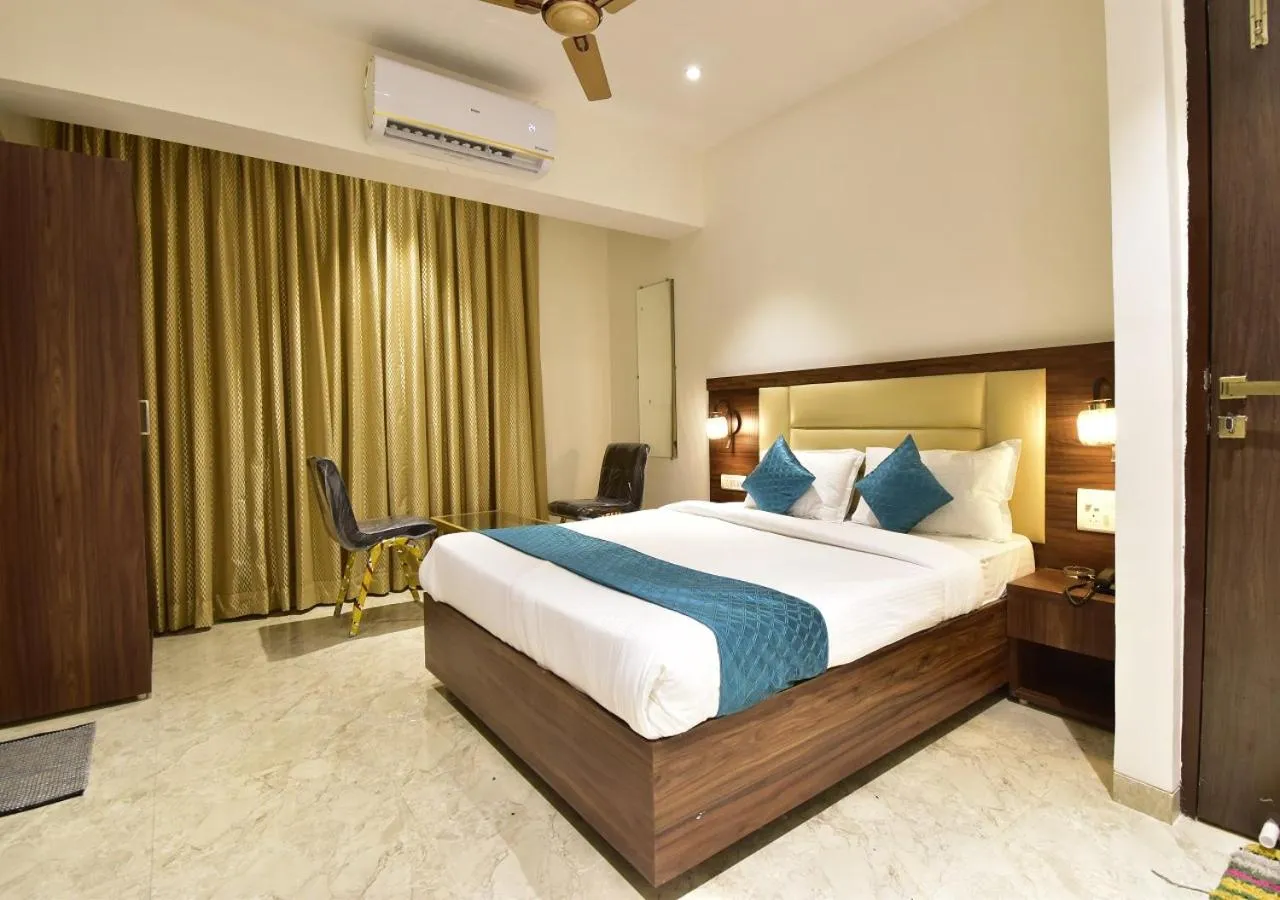 Bedroom, Bed in Hotel Candor Amigo Airoli Mind Space