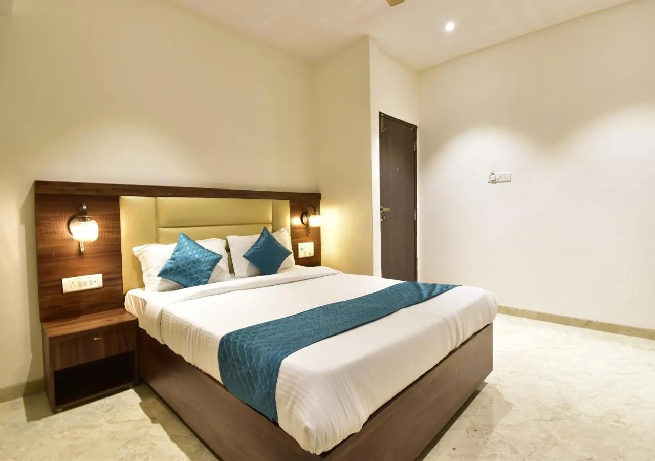 Photo of the whole room, Bed in Hotel Candor Amigo Airoli Mind Space