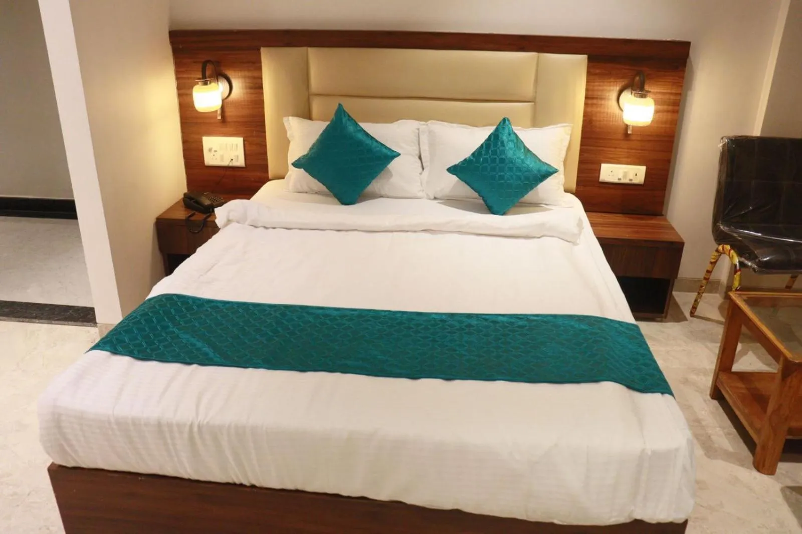 Photo of the whole room, Bed in Hotel Candor Amigo Airoli Mind Space