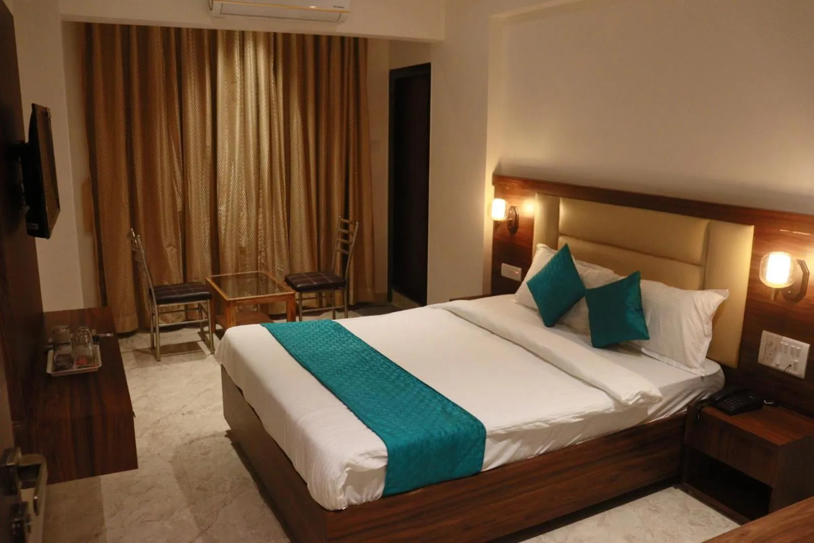 Bedroom, Bed in Hotel Candor Amigo Airoli Mind Space