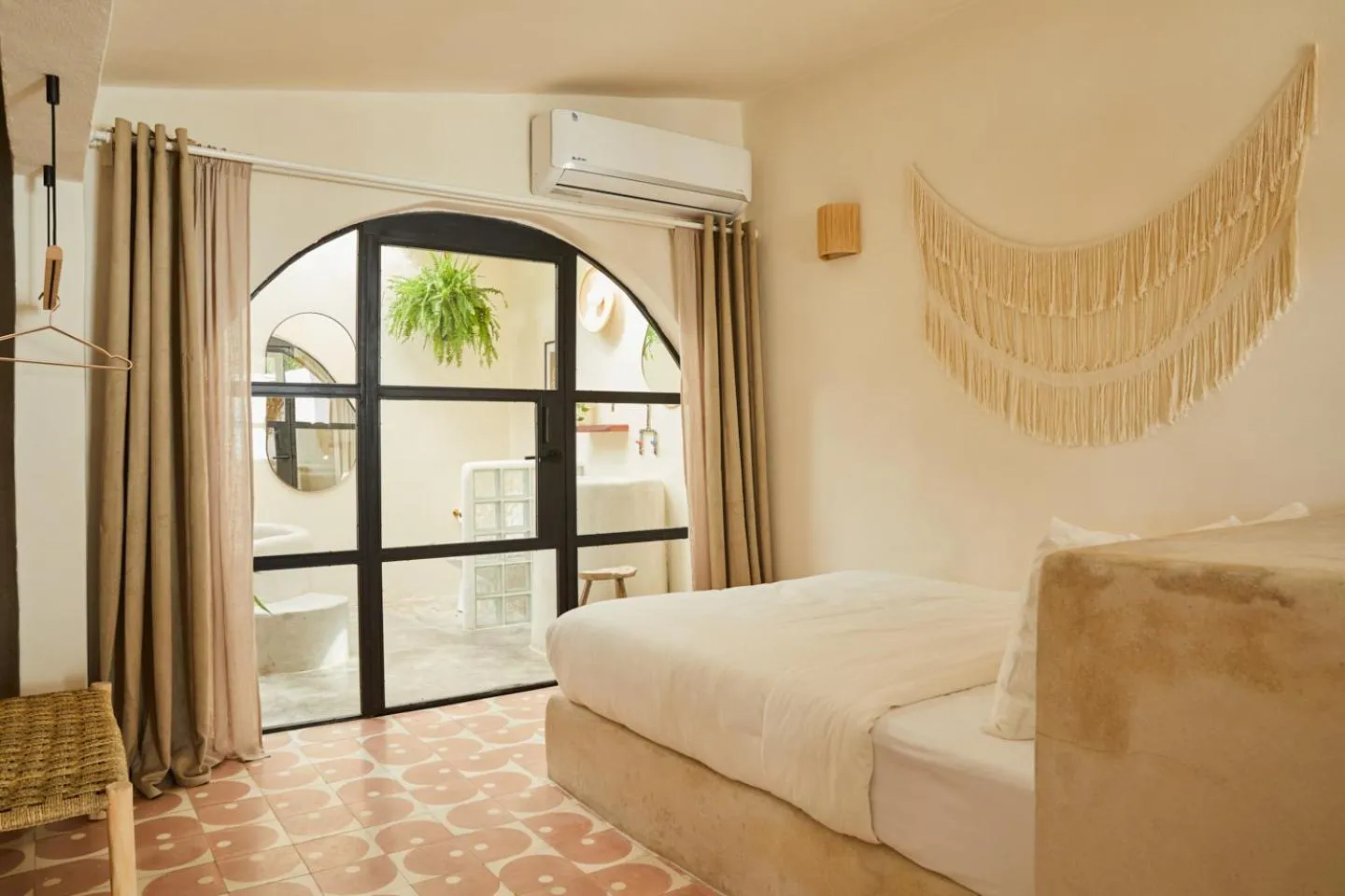 Photo of the whole room, Bed in DUNA by DW