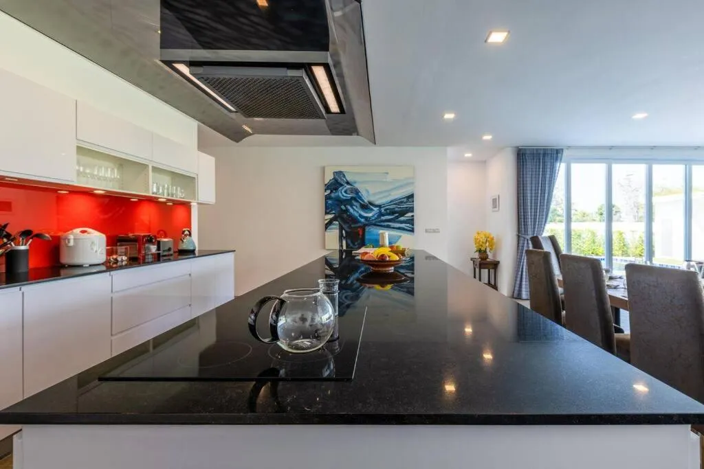 Modern 3 bedroom Pool Villa PG19