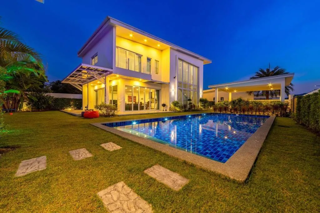 Modern 3 bedroom Pool Villa PG19