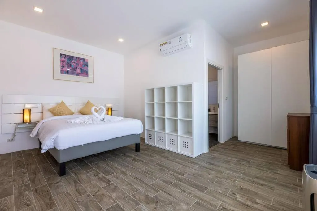 Bed in Modern 3 bedroom Pool Villa PG19