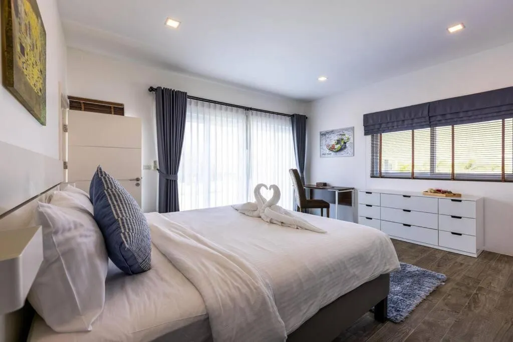 Bed in Modern 3 bedroom Pool Villa PG19
