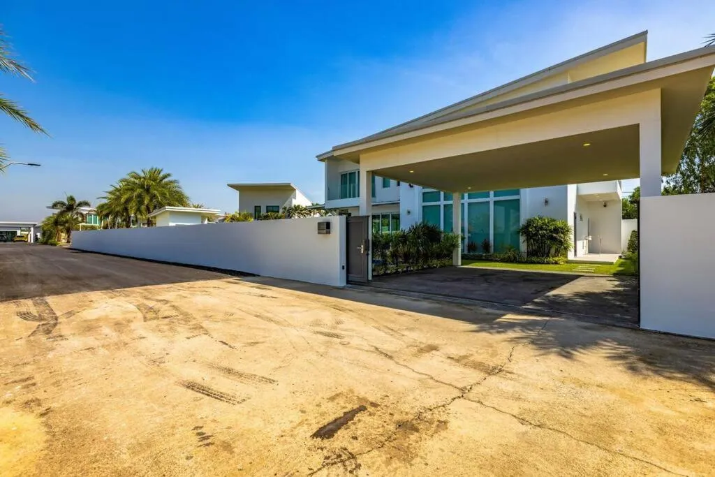 Modern 3 bedroom Pool Villa PG19