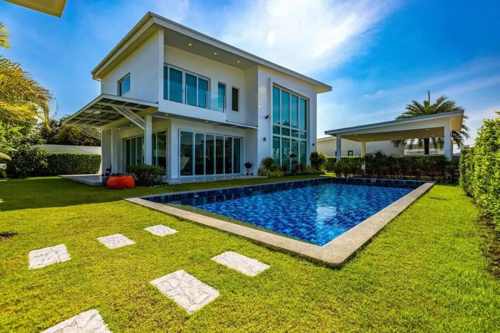 Modern 3 bedroom Pool Villa PG19