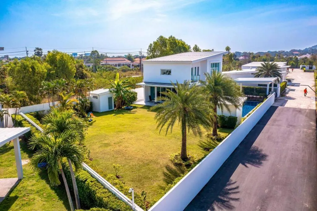 Modern 3 bedroom Pool Villa PG19