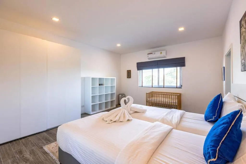 Bed in Modern 3 bedroom Pool Villa PG19