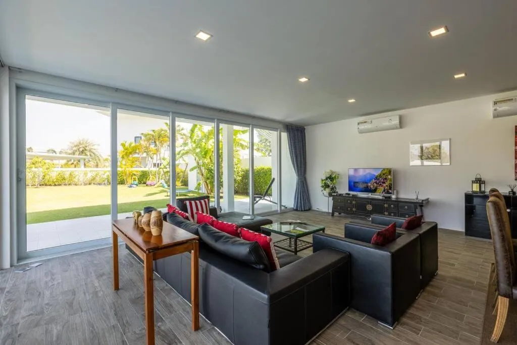 Modern 3 bedroom Pool Villa PG19