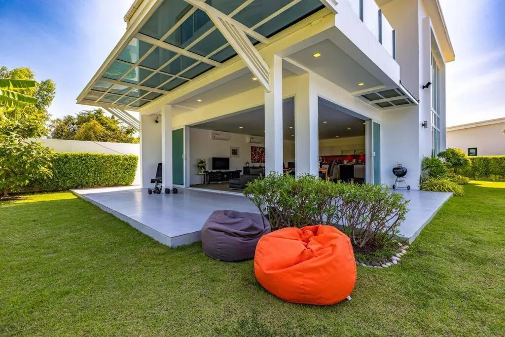 Modern 3 bedroom Pool Villa PG19