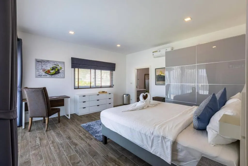 Bed in Modern 3 bedroom Pool Villa PG19