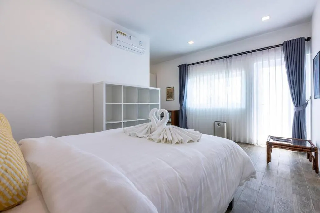 Bed in Modern 3 bedroom Pool Villa PG19