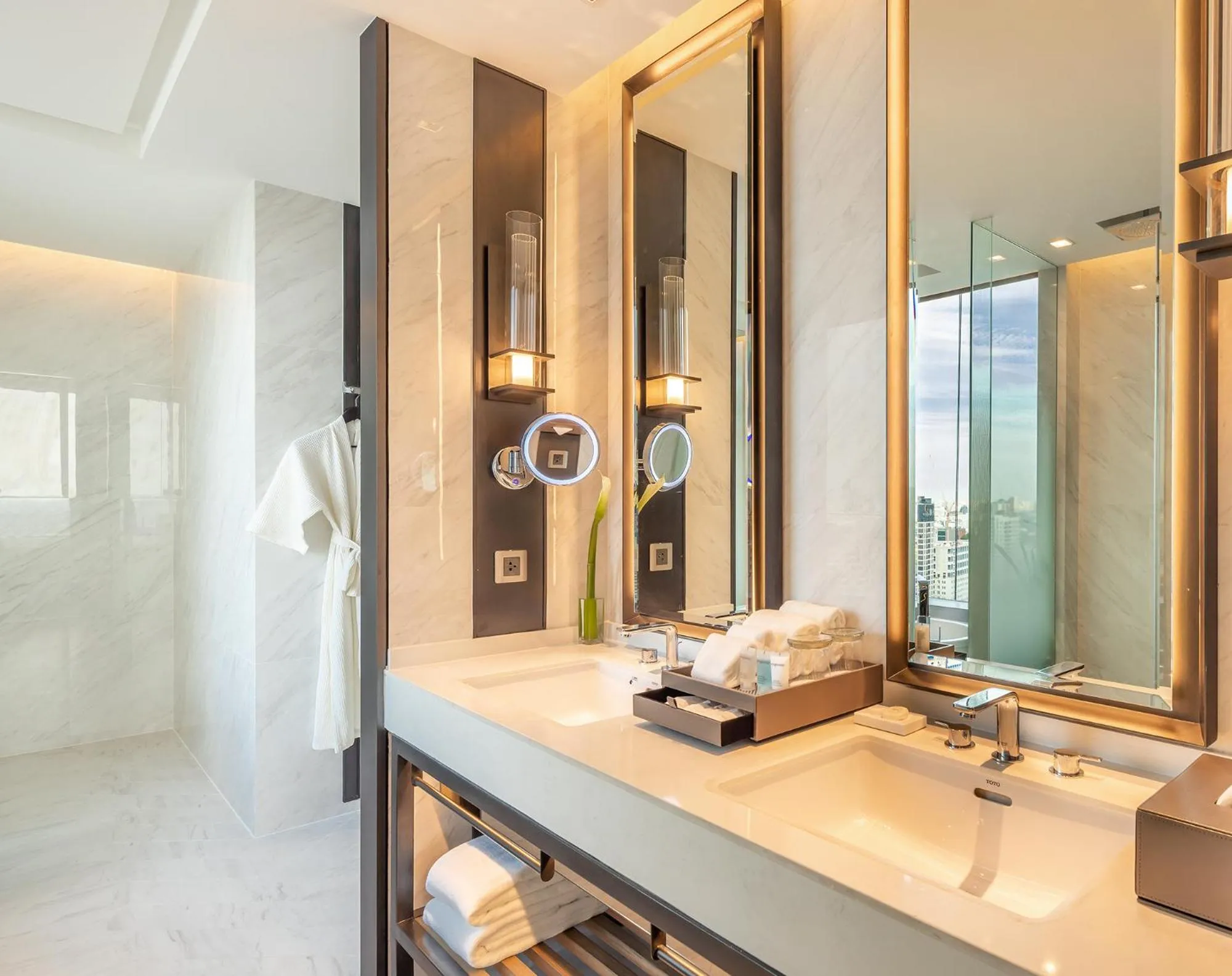 Shower in Eastin Grand Hotel Phayathai