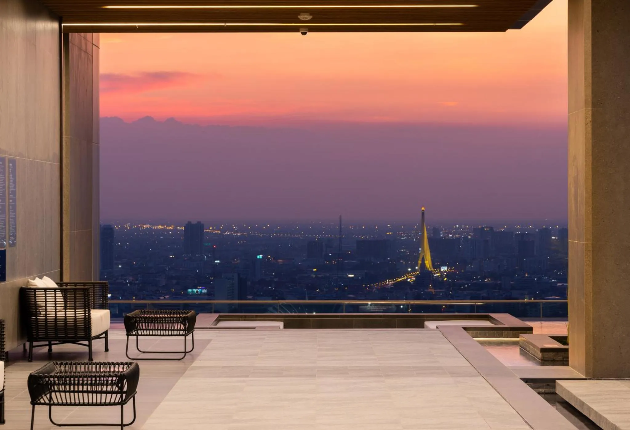 Swimming pool in Eastin Grand Hotel Phayathai