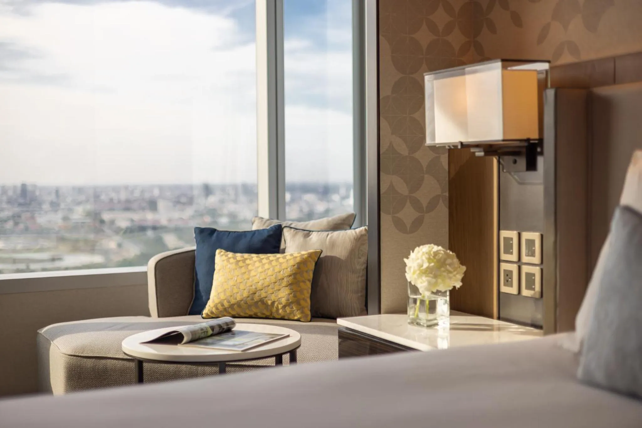 Seating area, Bed in Eastin Grand Hotel Phayathai