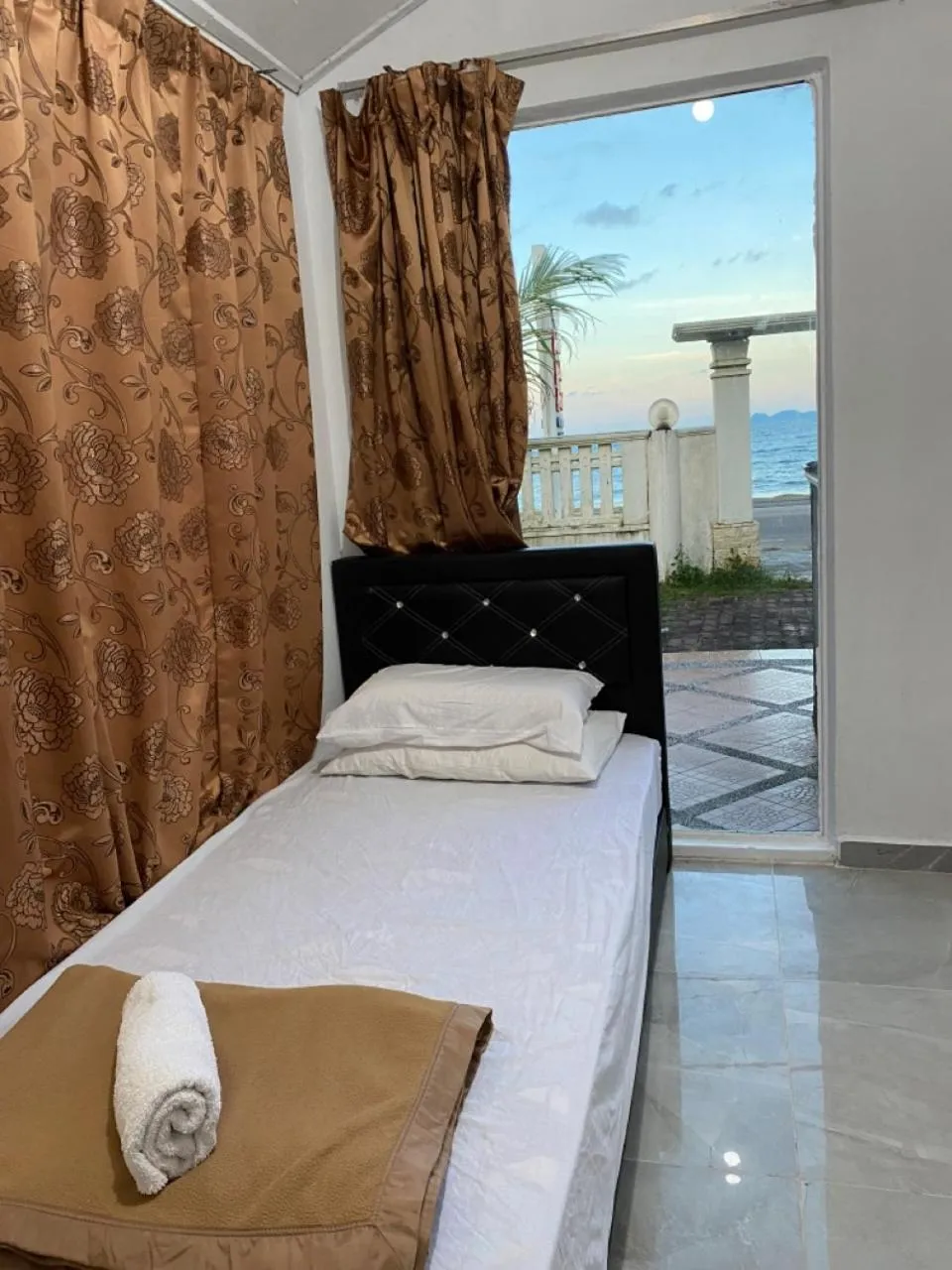 Bed in Raihan Beach Resort