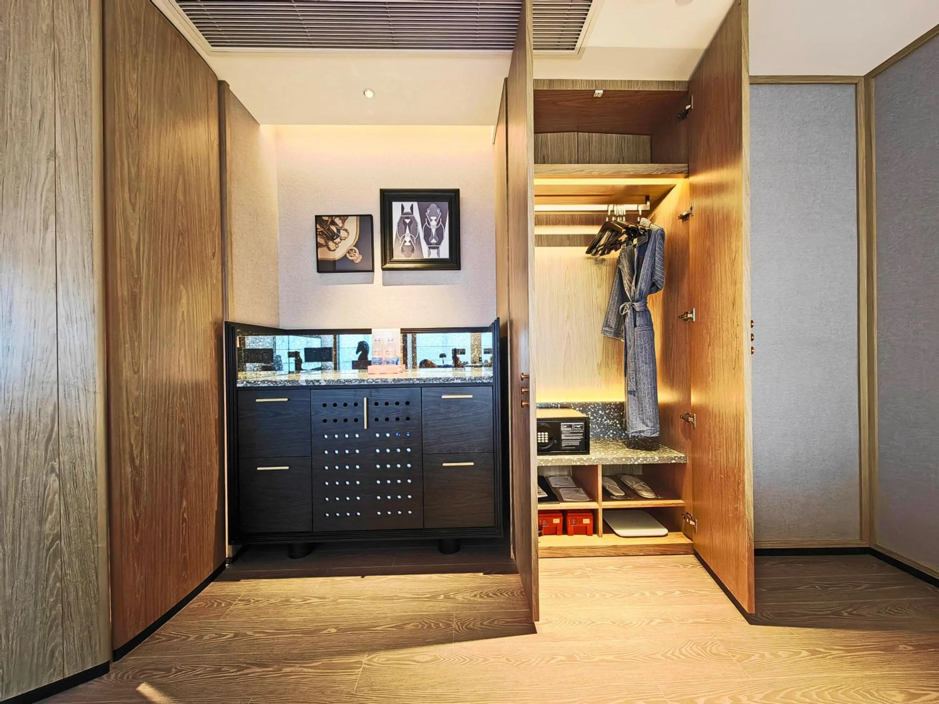 wardrobe in Arthur Hotel Luogang Xiangang Metro Guangzhou-Free Breakfast and Free Afternoon Tea