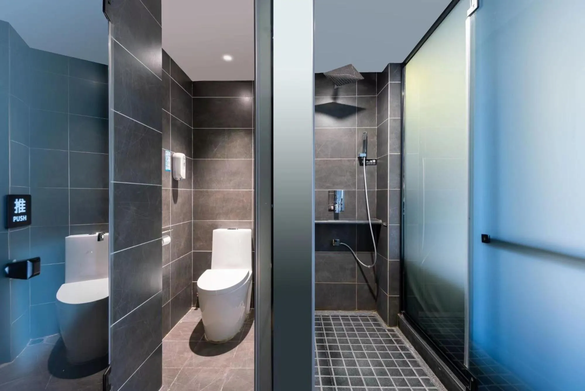 Shower in Nost algia Hotel Near University of Technology -Shanxi museum 时光漫步酒店 山西博物院太原理工大学店 Free fresh ground coffee,Free laundry service