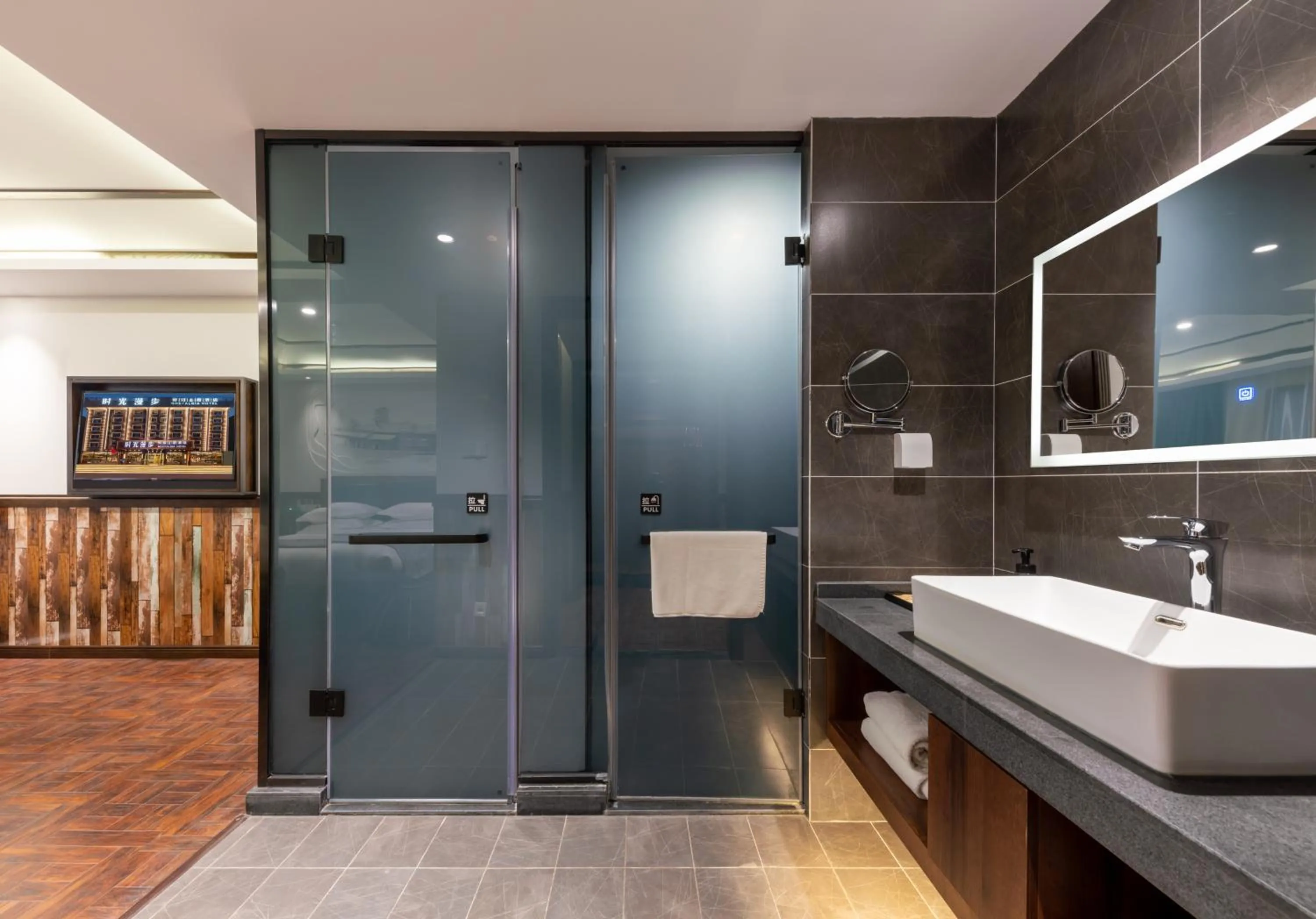 Shower in Nost algia Hotel Near University of Technology -Shanxi museum 时光漫步酒店 山西博物院太原理工大学店 Free fresh ground coffee,Free laundry service