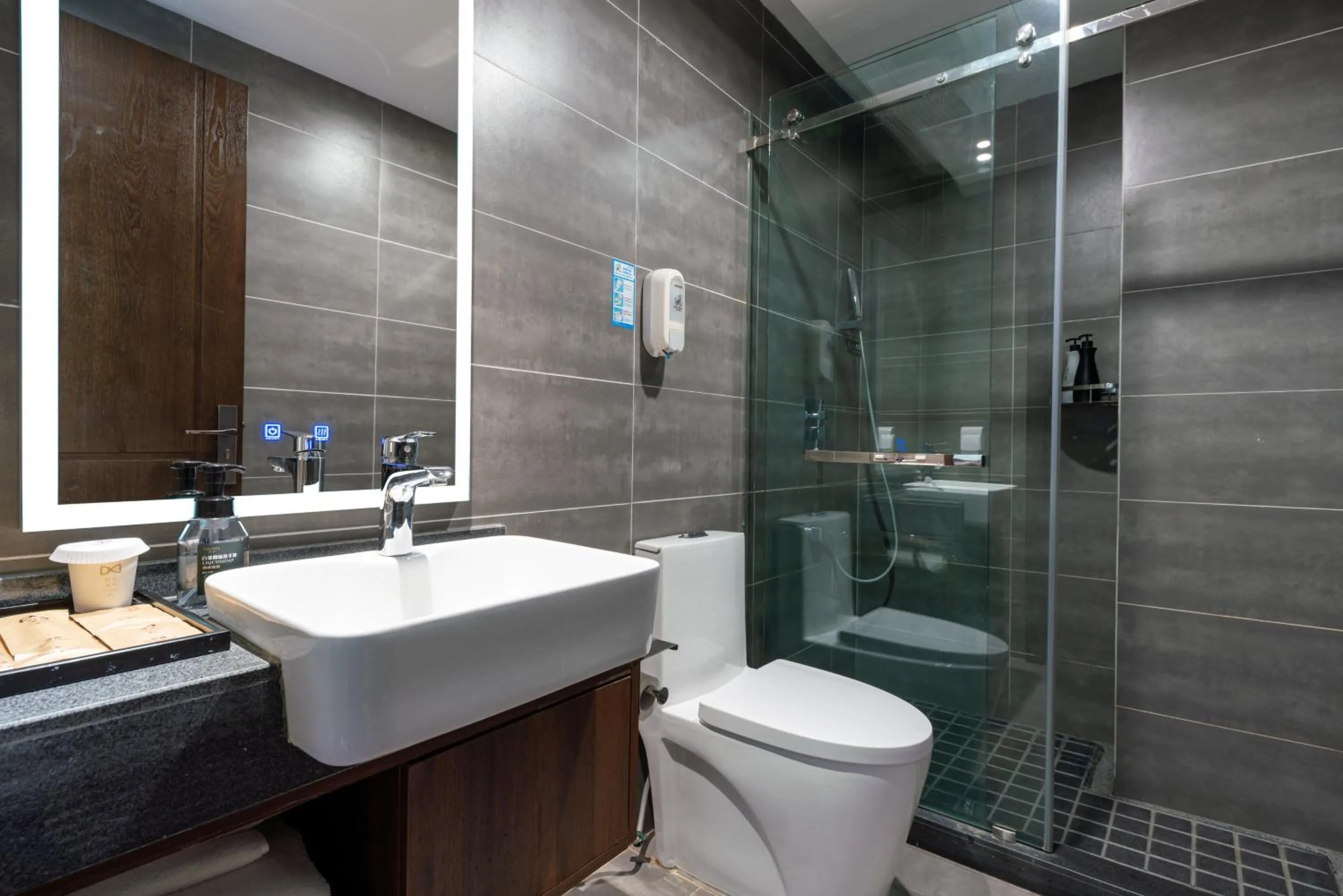 Shower in Nost algia Hotel Near University of Technology -Shanxi museum 时光漫步酒店 山西博物院太原理工大学店 Free fresh ground coffee,Free laundry service