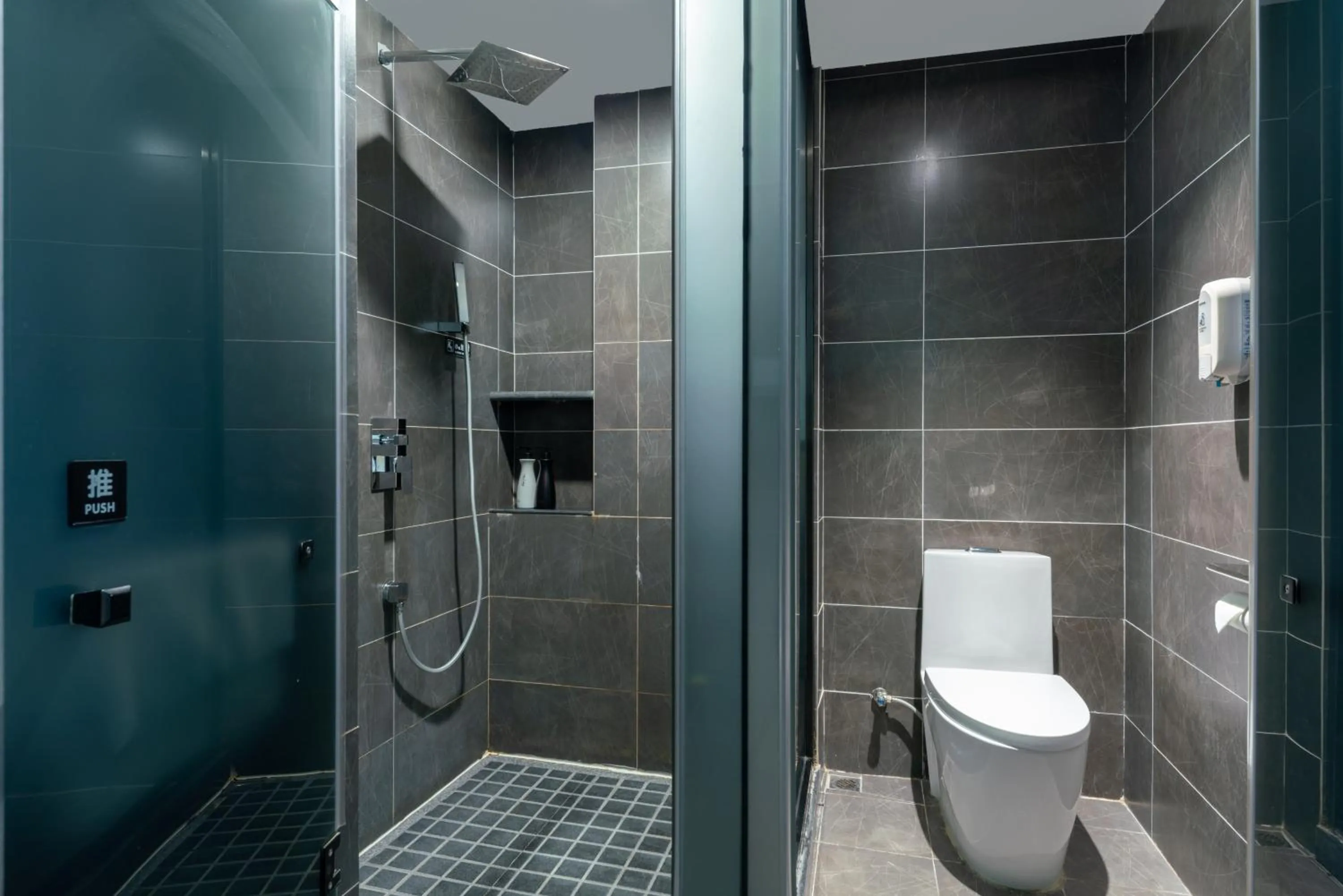 Shower in Nost algia Hotel Near University of Technology -Shanxi museum 时光漫步酒店 山西博物院太原理工大学店 Free fresh ground coffee,Free laundry service