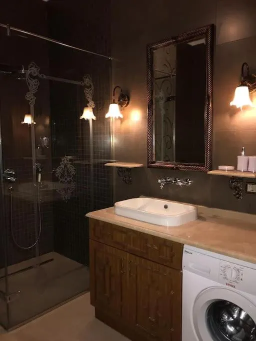 Shower in Aslan Residence