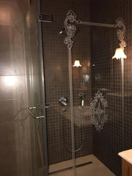 Shower in Aslan Residence