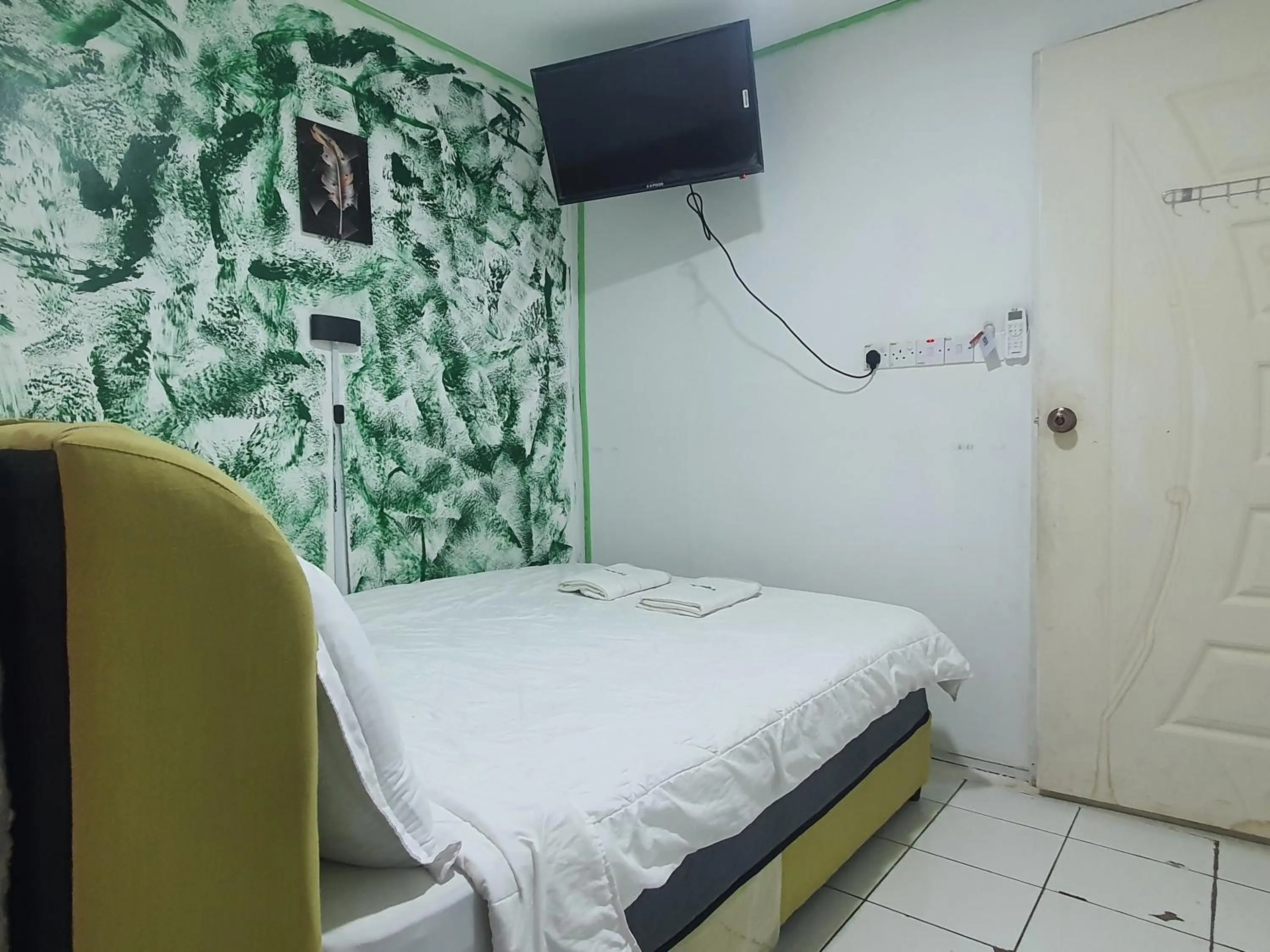 Bedroom, Bed in Hotel O Green Leaf Guest Lodge Kk