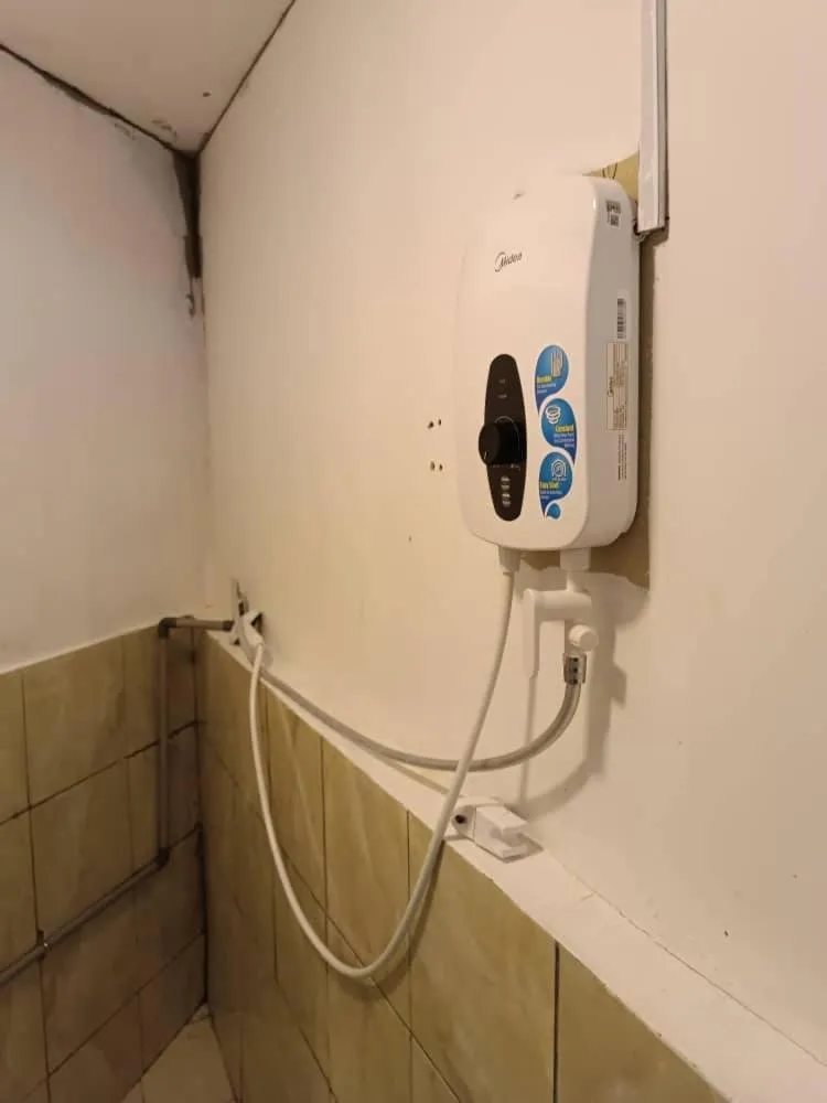 Bathroom in Hotel O Green Leaf Guest Lodge Kk