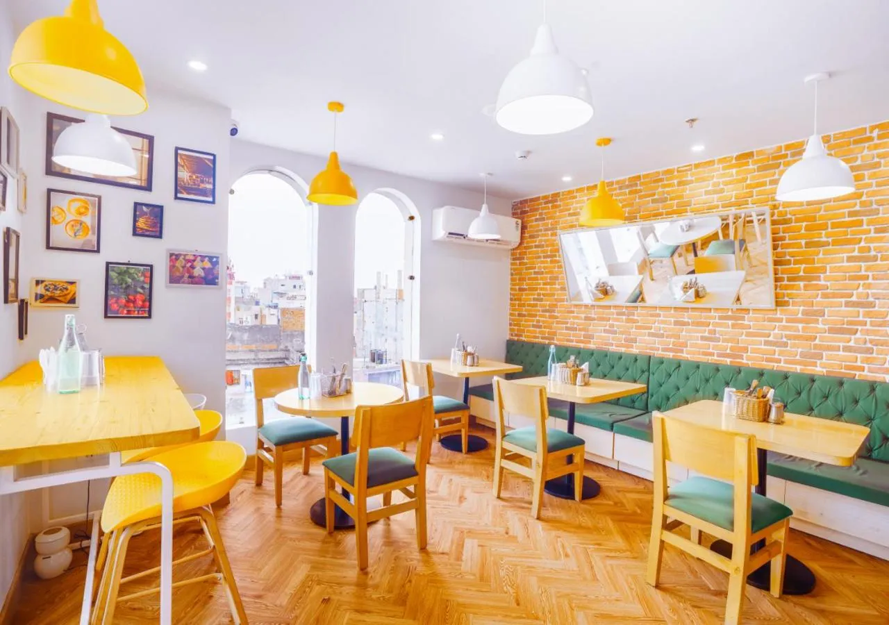 Restaurant/places to eat in Bloom Hotel - Heritage Walk