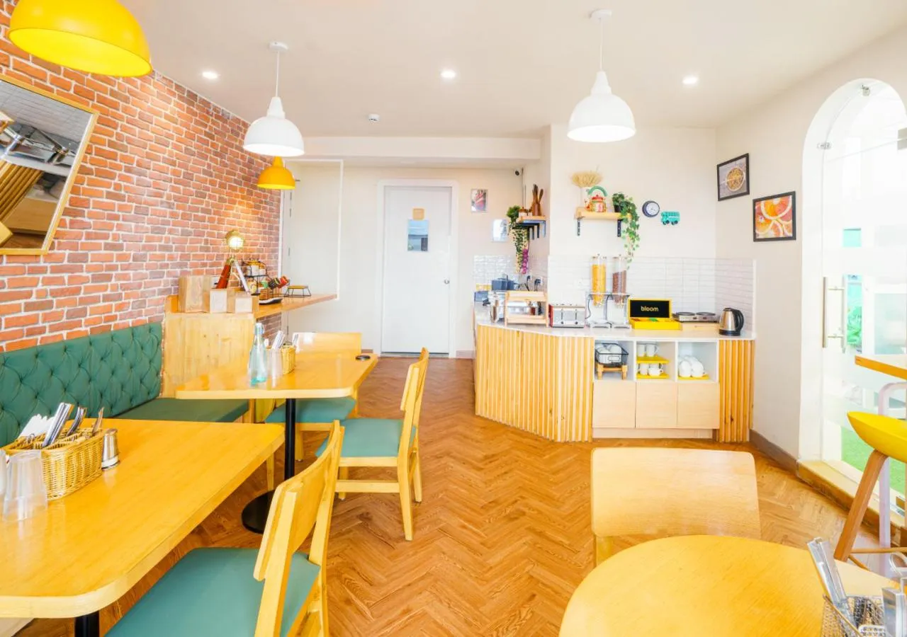 Restaurant/places to eat in Bloom Hotel - Heritage Walk