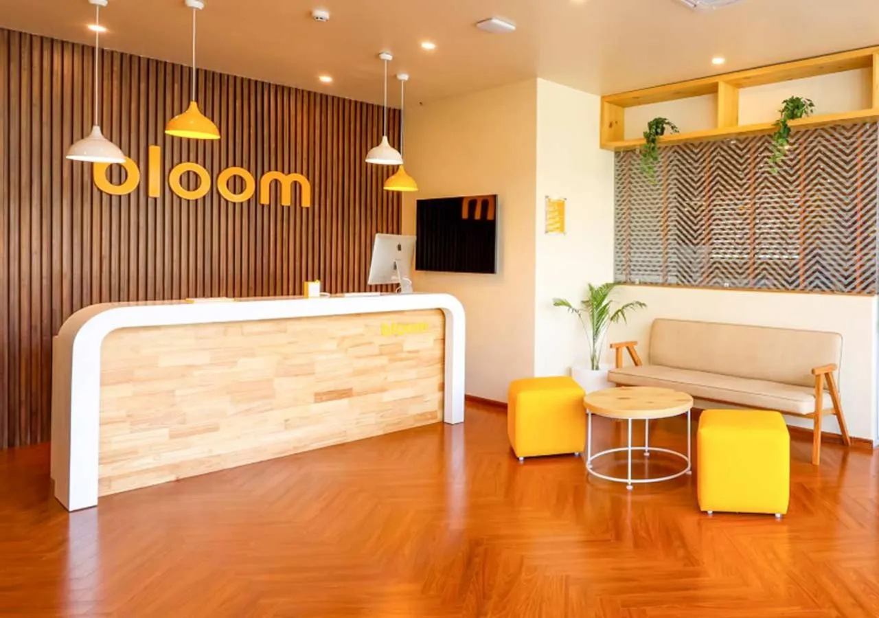 Communal lounge/ TV room in Bloom Hotel - Golf Course Road, Sector 43