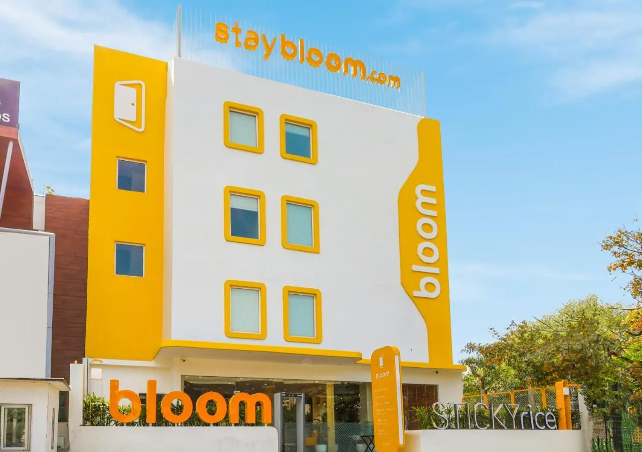 Facade/entrance in Bloom Hotel - Golf Course Road, Sector 43