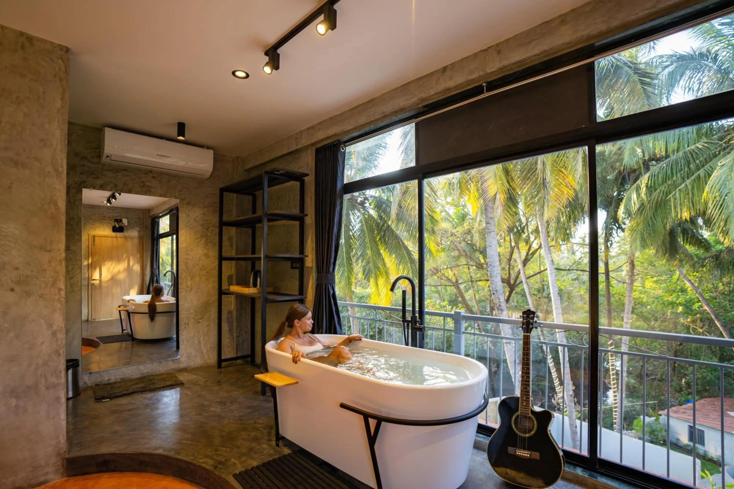 Bath in Zostel Goa, Morjim