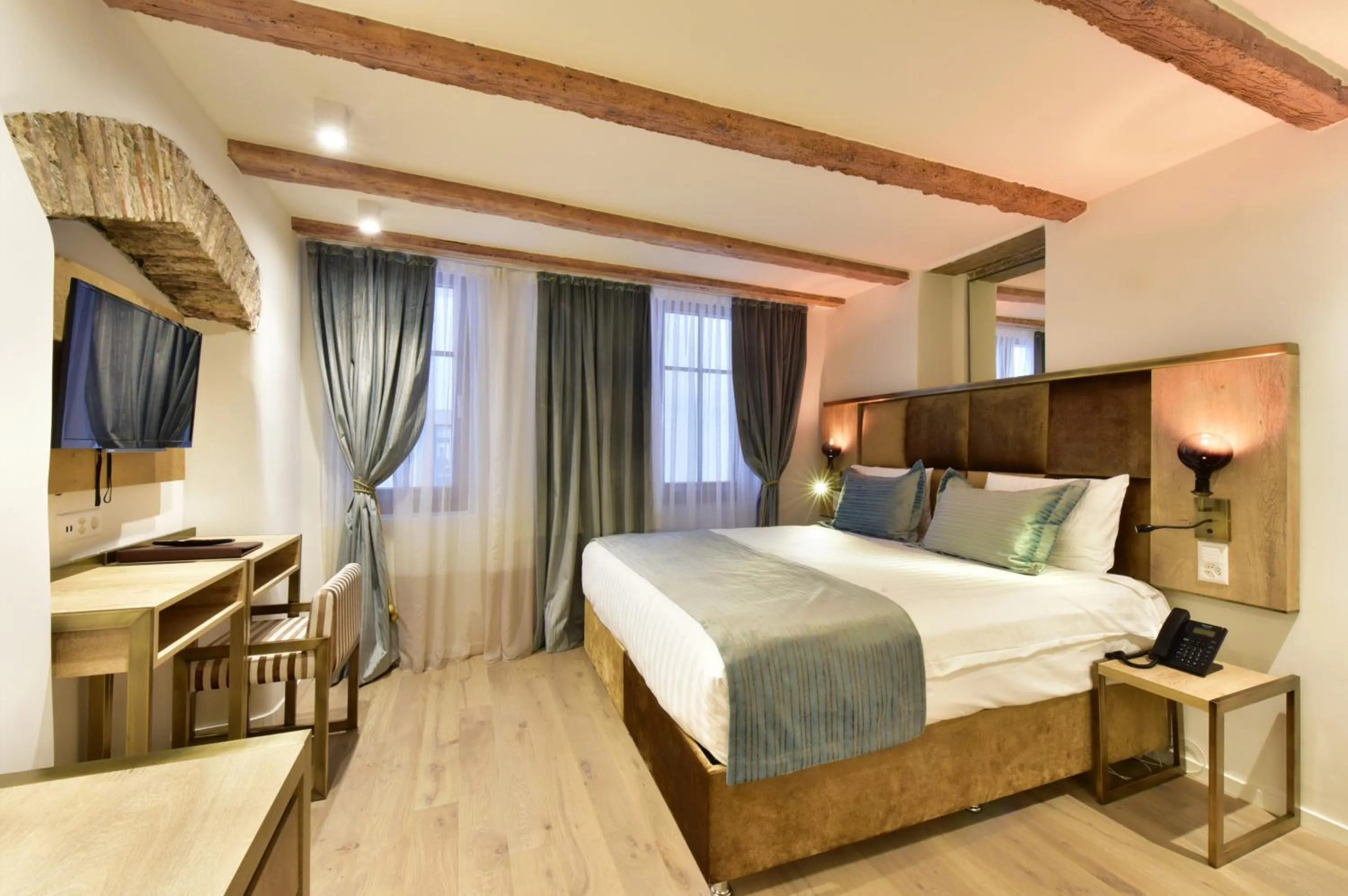 Photo of the whole room, Bed in Hôtel Rousseau Plus