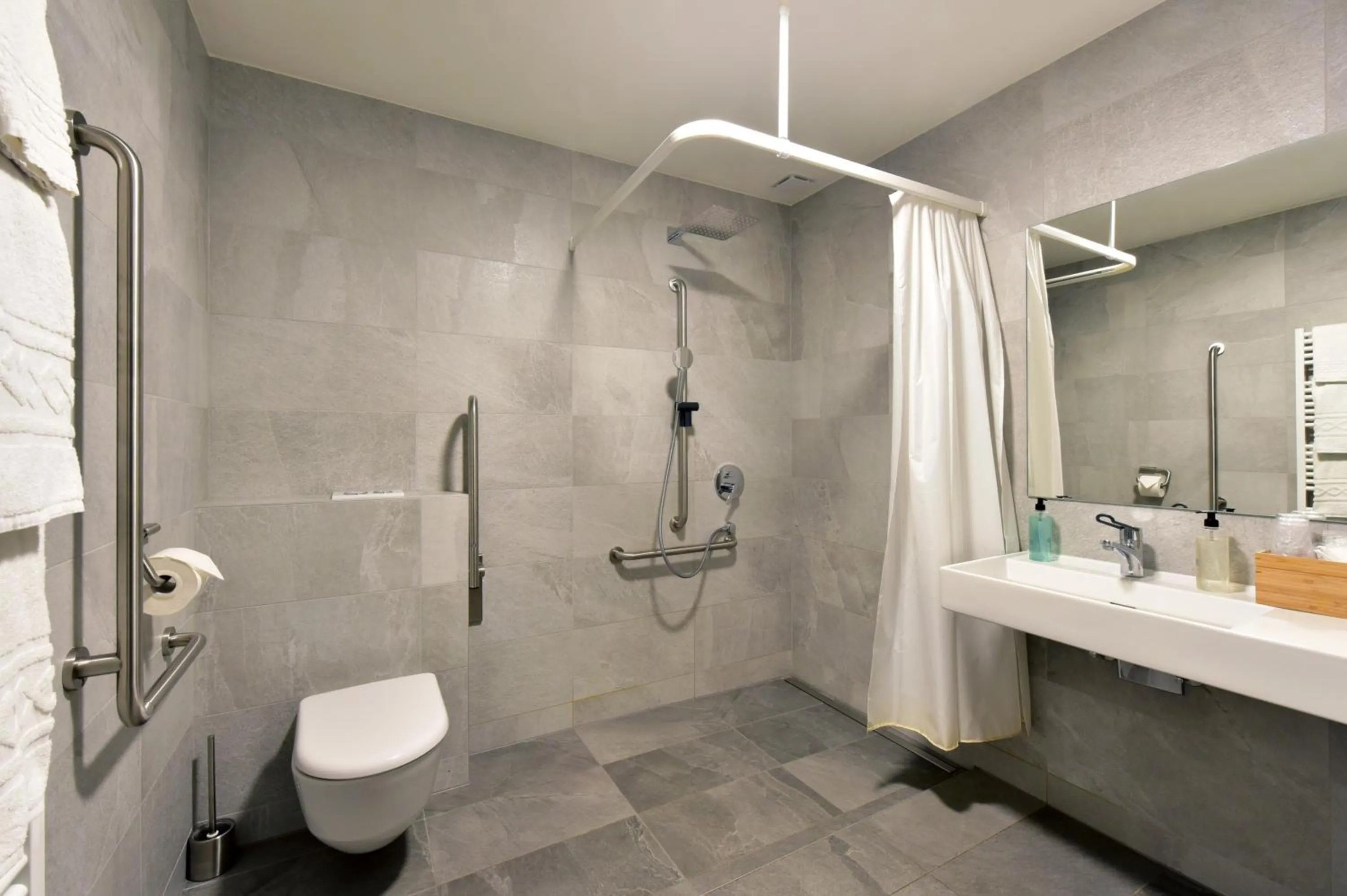 Bathroom in Hôtel Rousseau Plus