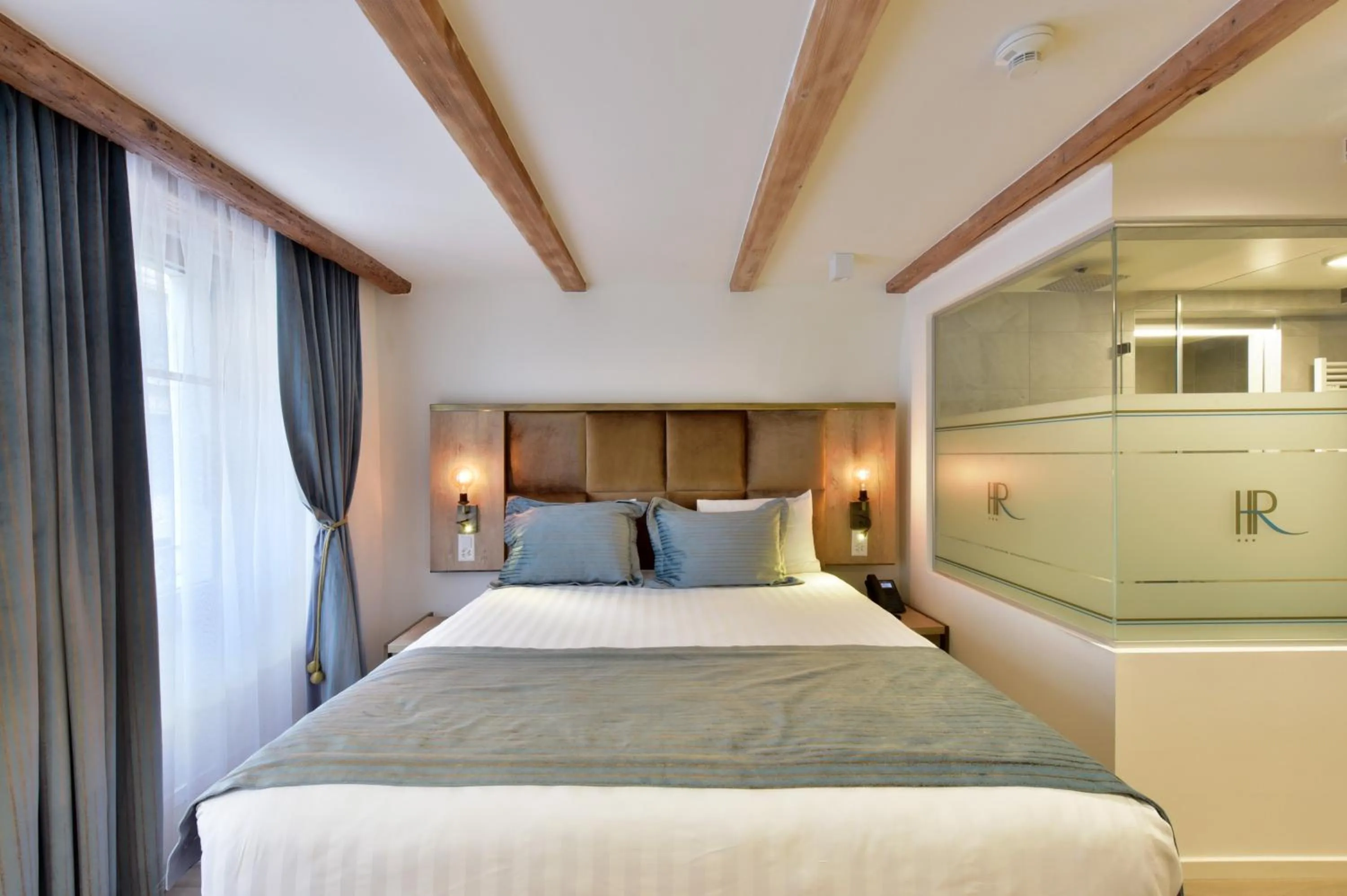 Bed in Hôtel Rousseau Plus