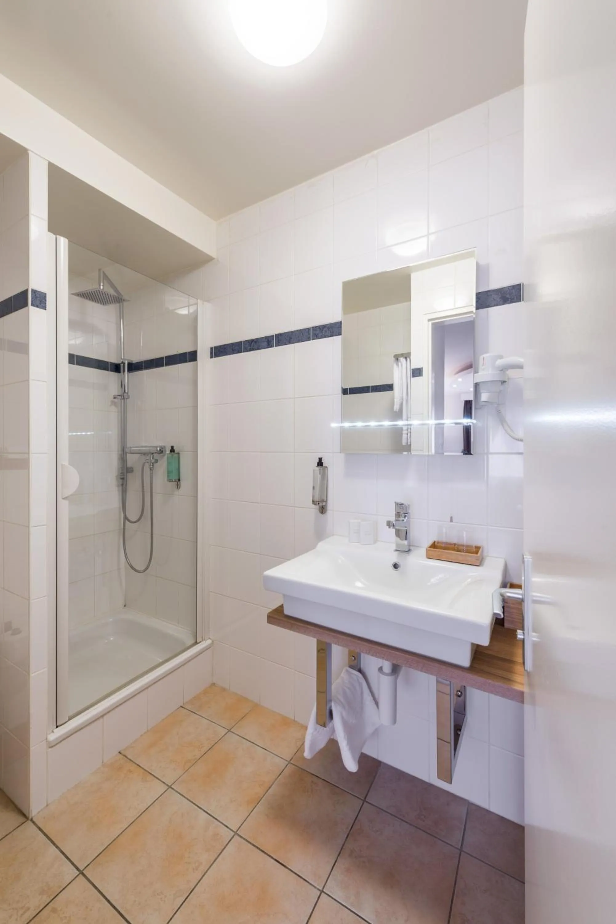 Bathroom in Hôtel Rousseau Plus