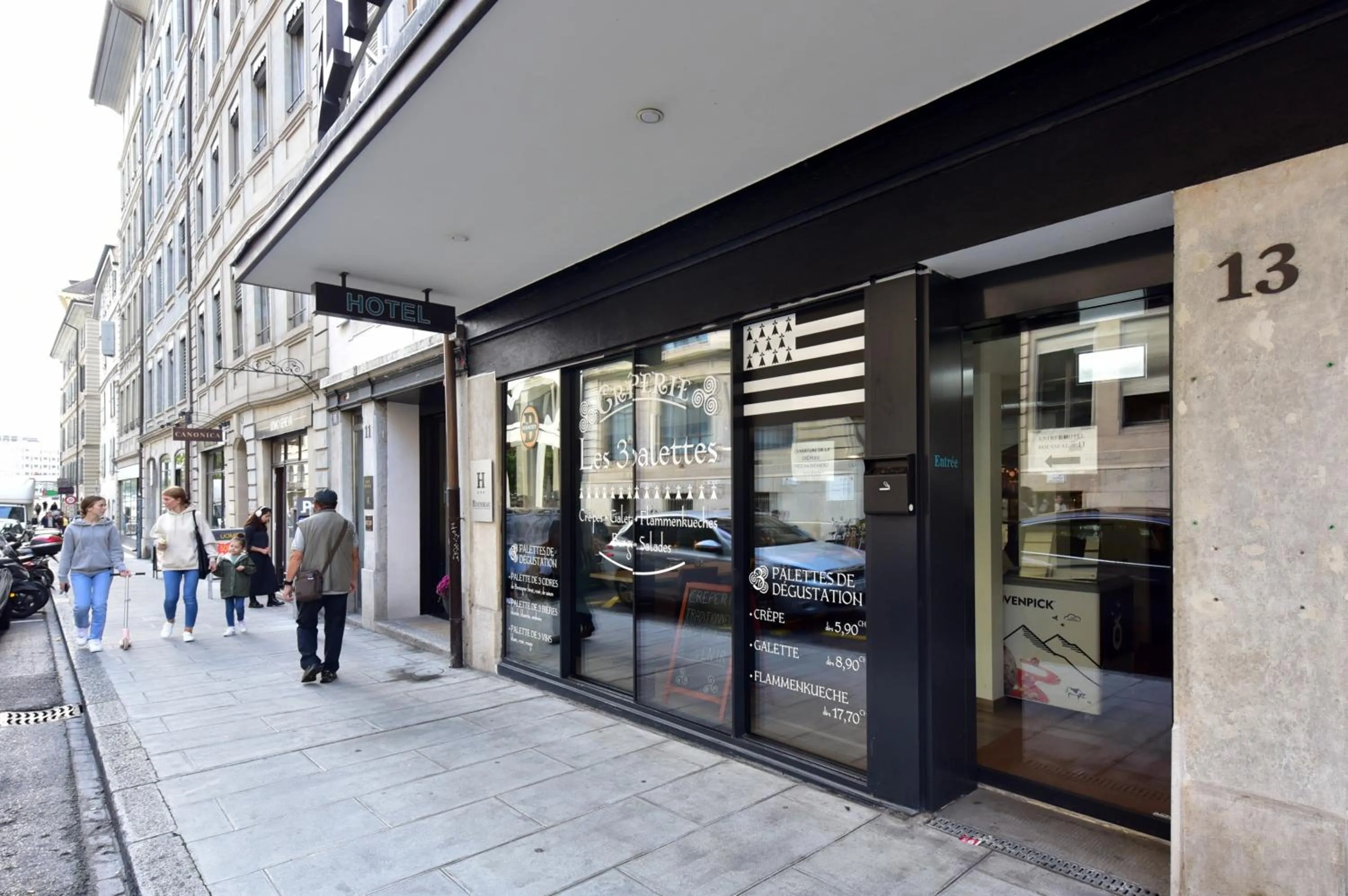 Restaurant/places to eat in Hôtel Rousseau Plus