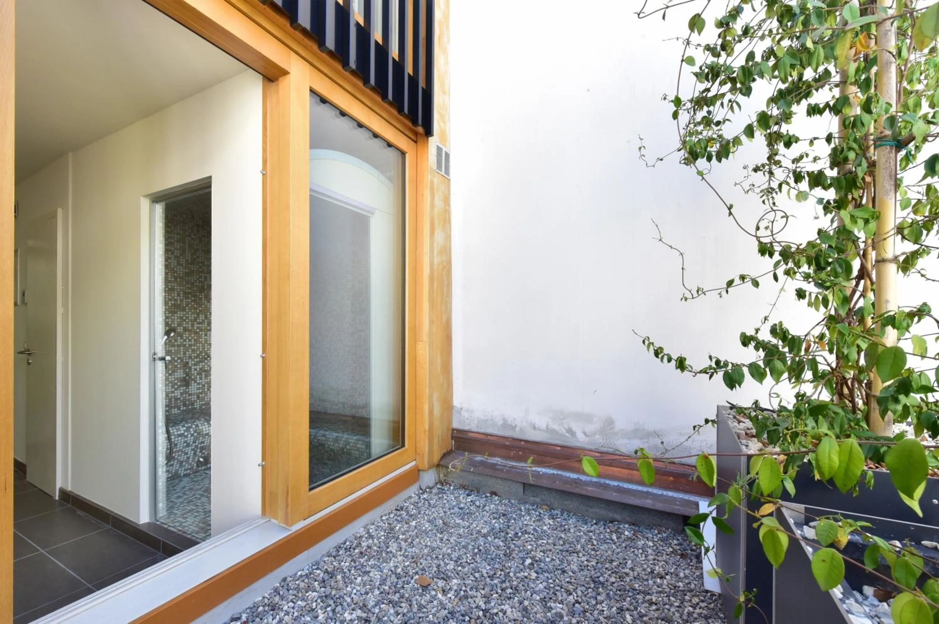 Patio in Hôtel Rousseau Plus