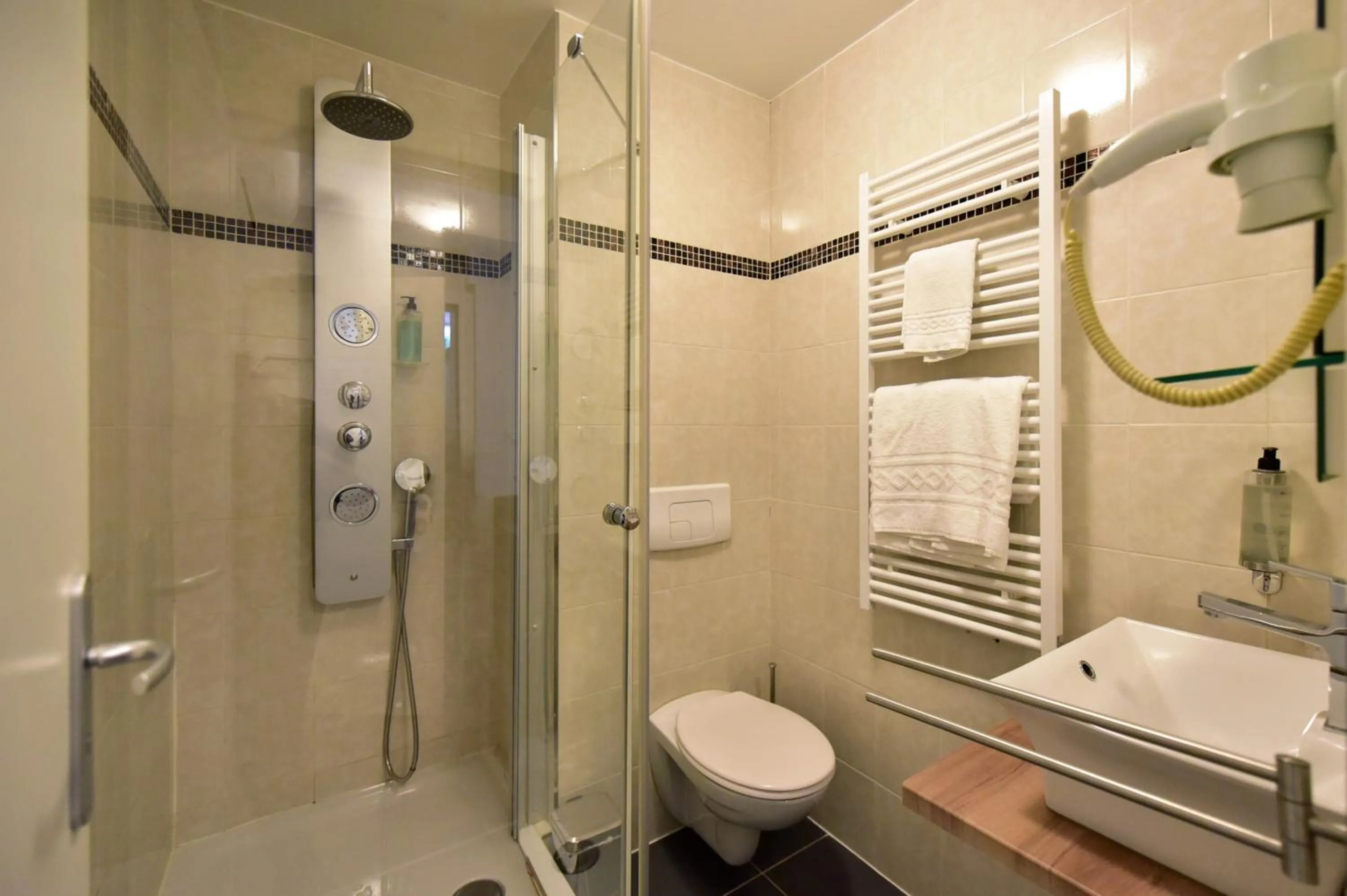 Bathroom in Hôtel Rousseau Plus