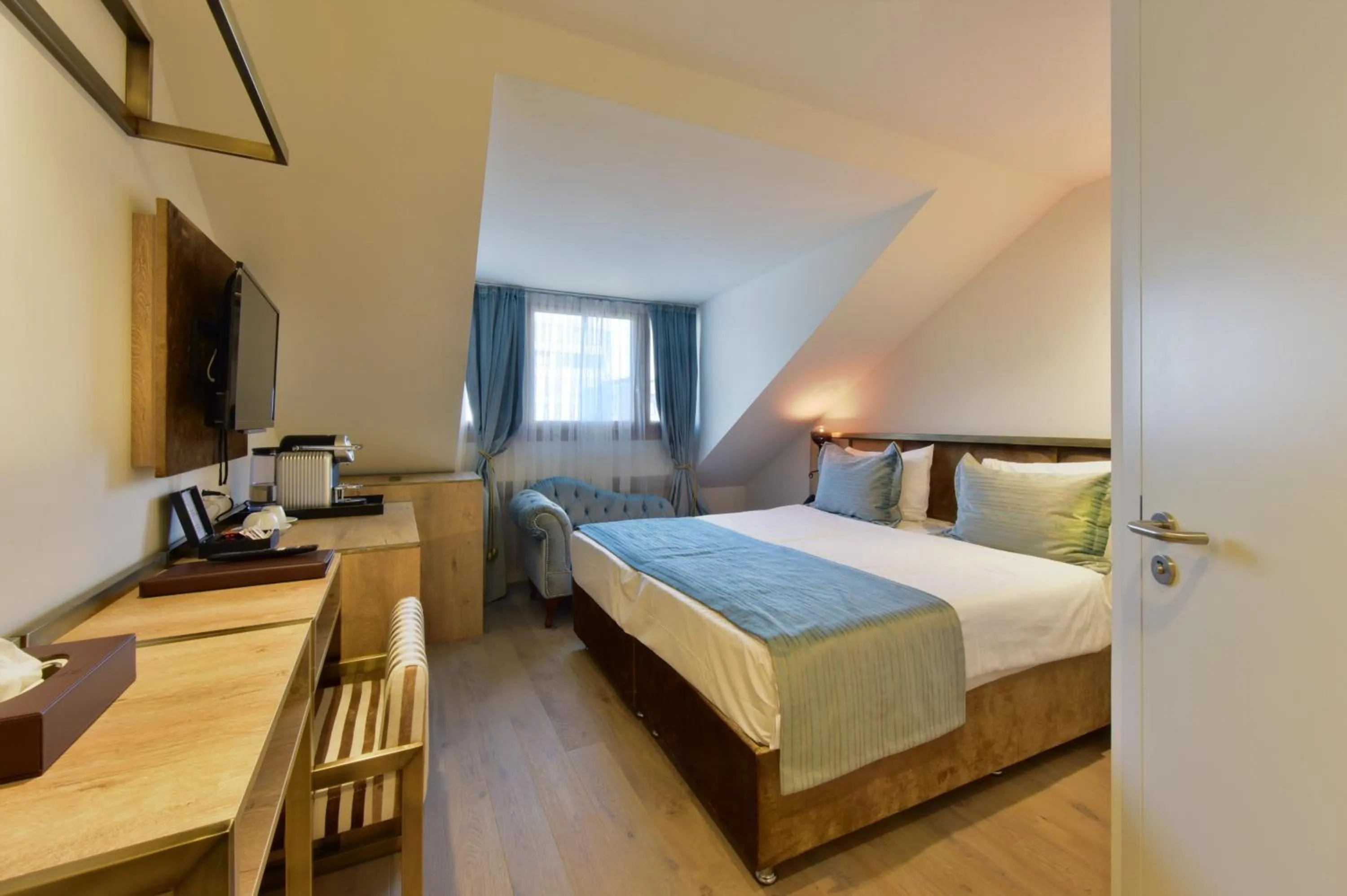 Bed in Hôtel Rousseau Plus