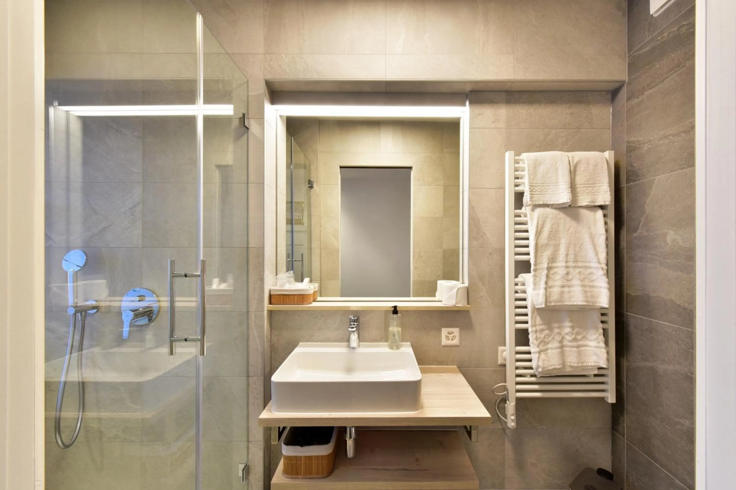 Bathroom in Hôtel Rousseau Plus