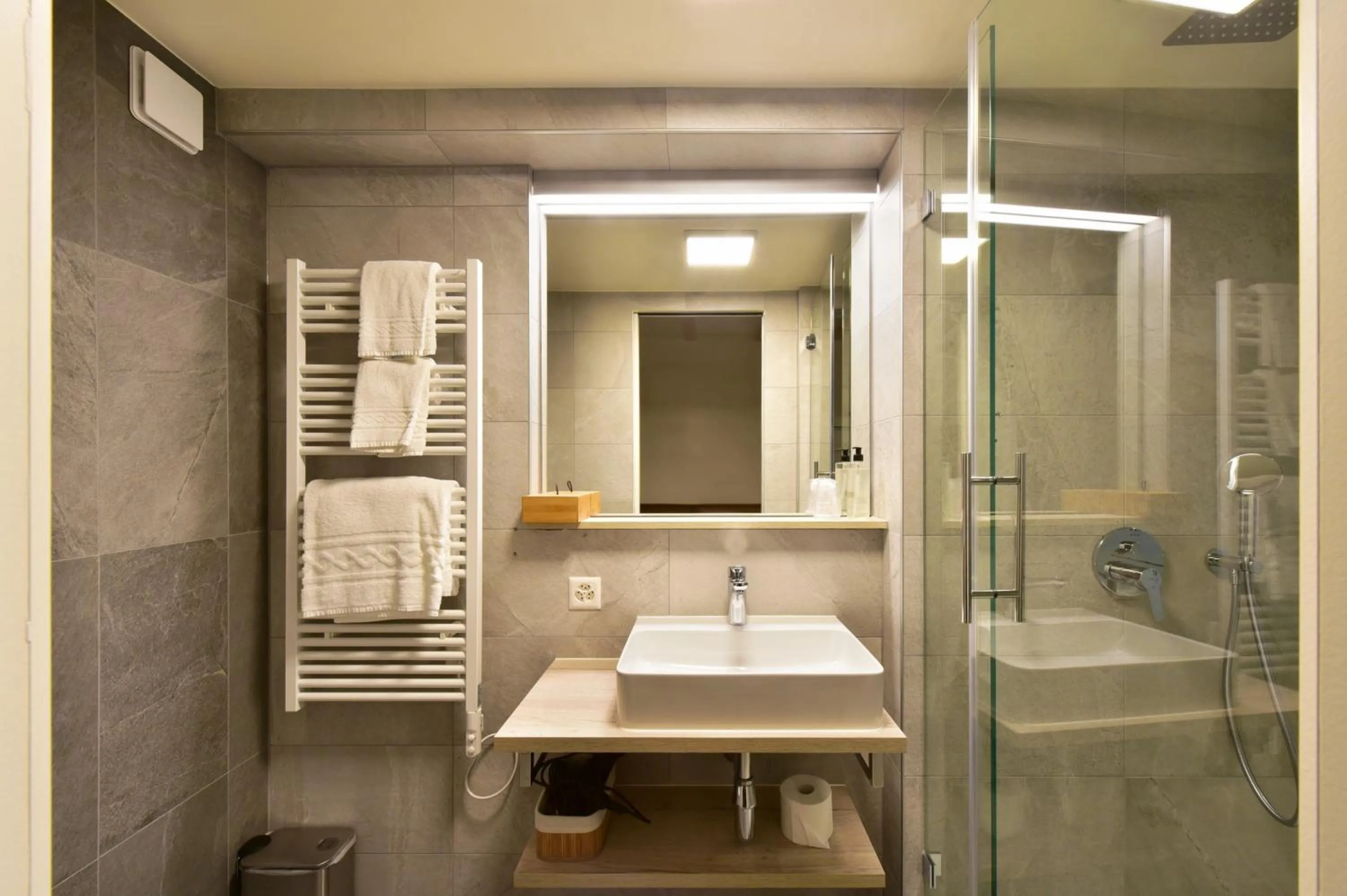 Bathroom in Hôtel Rousseau Plus