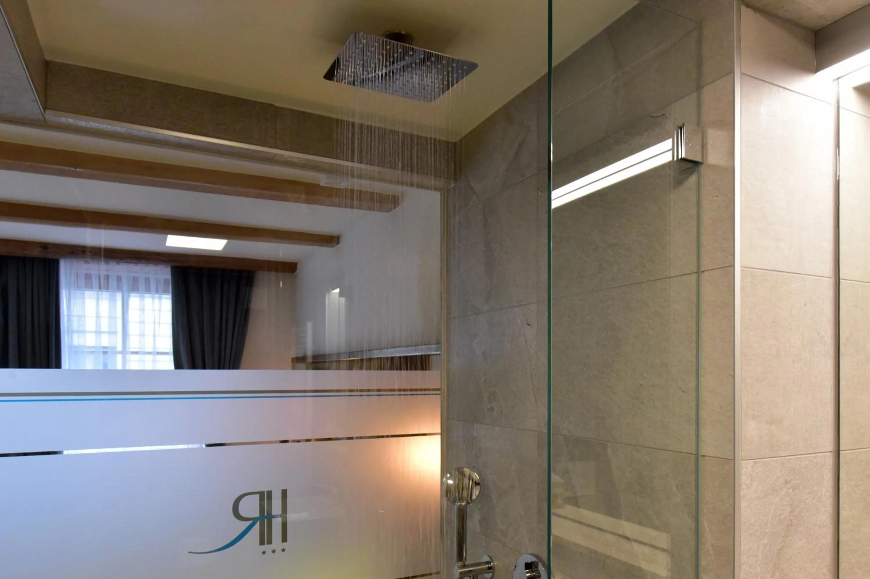 Shower in Hôtel Rousseau Plus